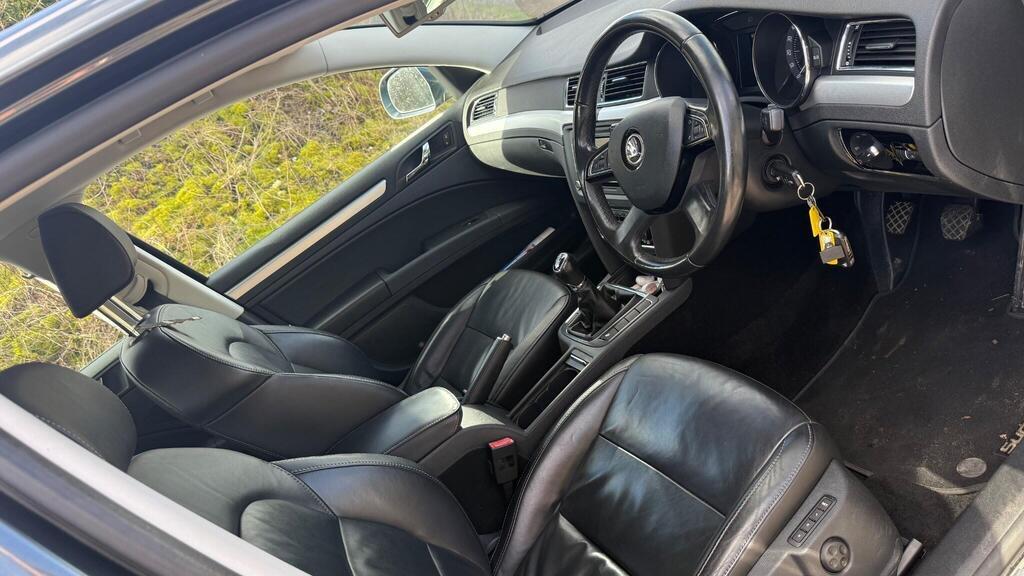 Skoda Superb 2.0 TDI Elegance Hatchback 5dr Diesel Manual Euro 5 (s/s) (140 ps)